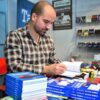 Marko Brakovic potpisivanje knjige na Sajmu knjiga