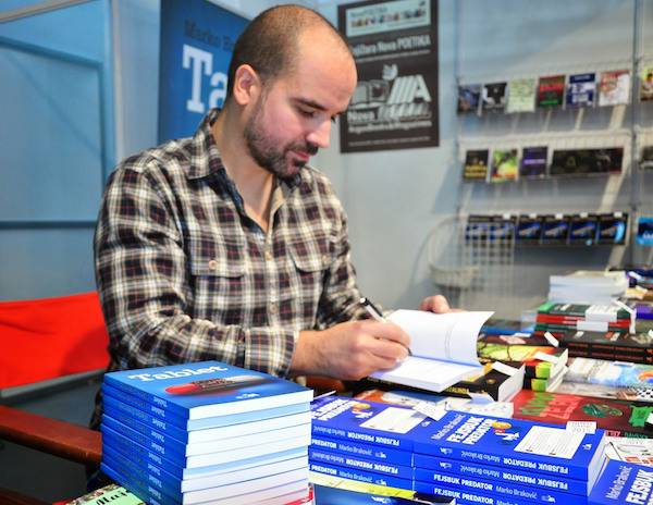 Marko Brakovic potpisivanje knjige na Sajmu knjiga