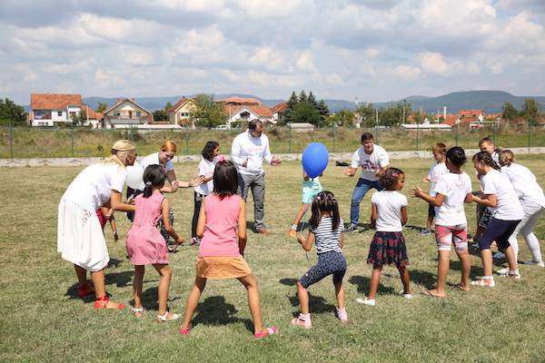 Predstavnici METRO Cash Carry Srbija i Coca Cola HBC Srbija druzili su se sa decom iz SOS sela