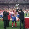 02 Radomir Antić aplaudira dok kapiten Atletiko Madrida Roberto Solosabal diže trofej sa saigračima Foto Arhiva agencije EFE 1996