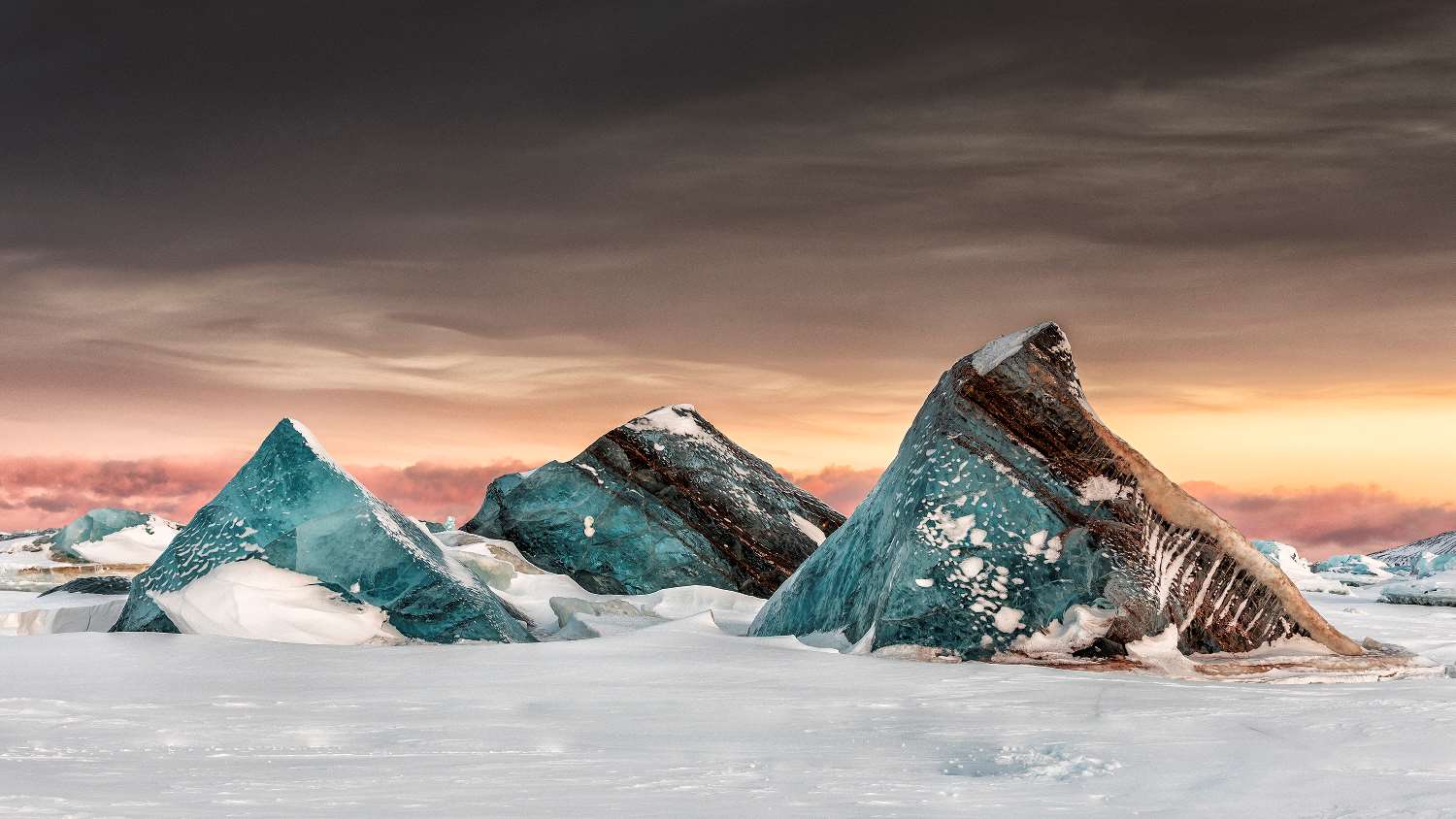 Ledeni bregovi u zamrznutoj vodi na Svalbardu, autor: Marko Gajoti iz Italije