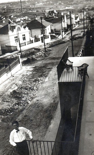 Milan Zlokovic na terasi svoje kuce
