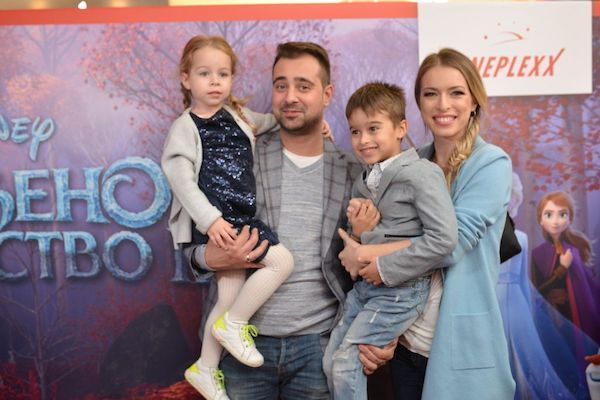 Danijela i Stefan Buzurovic sa decom na premijeri filma Zaledjeno kraljevstvo 2
