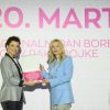 Milica Savinšek PR i advertajzing supervizorka kompanije Avon za Jadranski region i Ana Dornik dobitnica Avon priznanja za životno delo