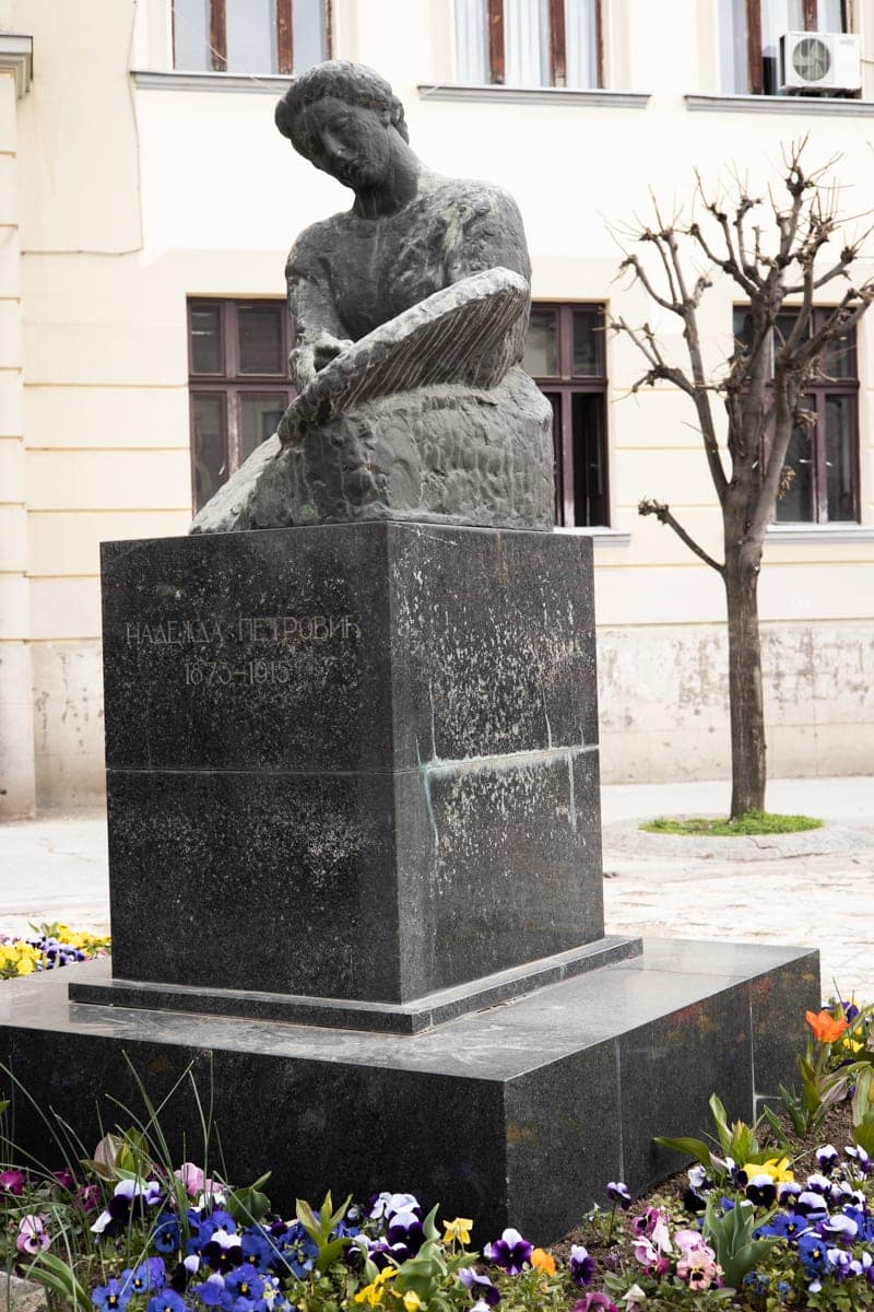 Skulptura Nadežde Petrović ispred Gimnazije u Čačku, autor je Ivan Meštrović, foto: Tijana Janković-Jevrić