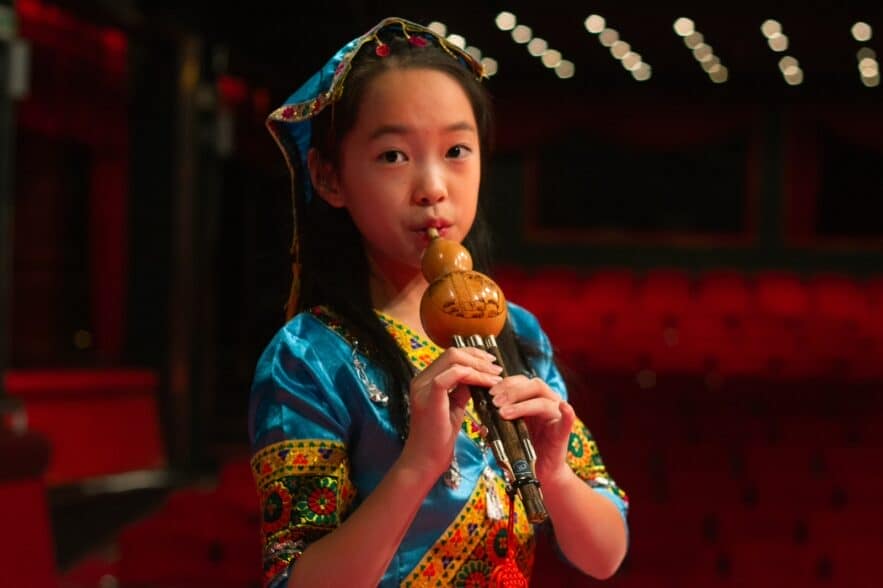 Sofija Peng svira kineski tradiconalan instrument Hulusi